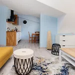 Comfy Zamkowa 400m From The By Renters Apartman *